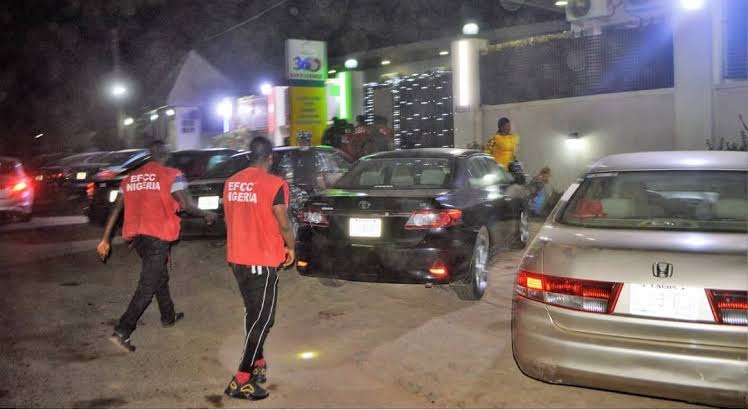 BREAKING: Yahoo Boys Ambush EFCC Officers On Arrest Mission